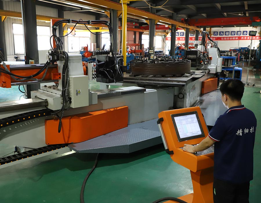 北京拉彎加工廠使用數控拉彎機，在進行彎曲處理的過程中，利用液體來輔助對產品進行拉彎！