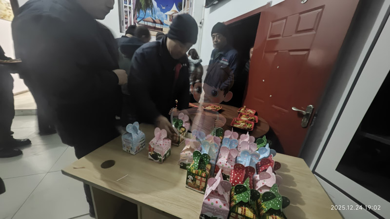 北京型材拉彎廠的平安夜重不重要？當(dāng)然重要，更重要的是平安喜樂，愿盛達(dá)拉彎人所念皆所愿，平安順?biāo)臁⑾矘窡o憂！ 
