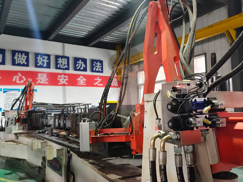北京型材拉彎廠工字鋼，角鋼，槽鋼材拉彎減少鋼材浪費：一體成型減少結構薄弱環節，增強穩定性